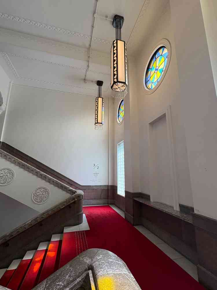 建築当初から使用されているというスタンドグラスが印象的でした。