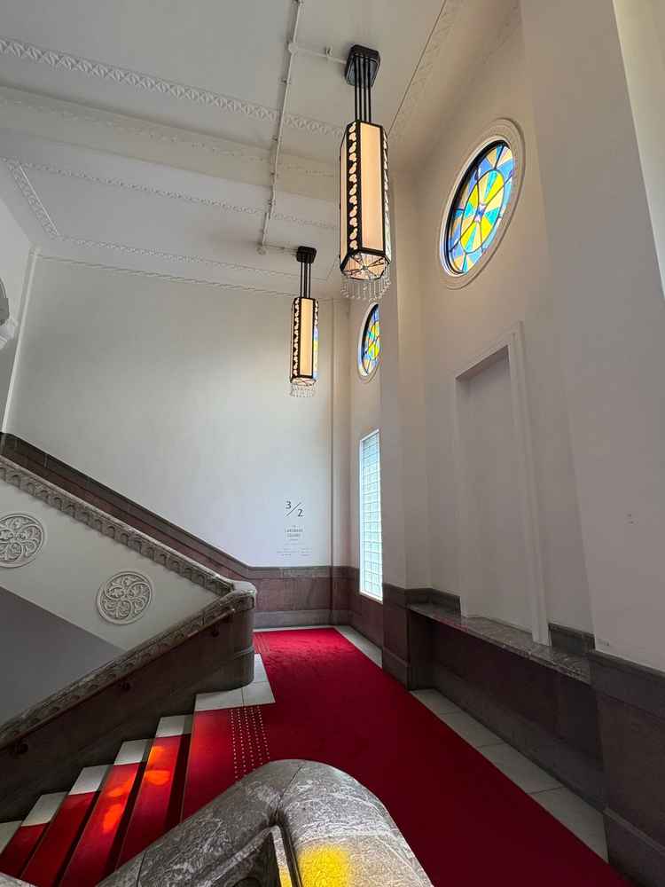 建築当初から使用されているというスタンドグラスが印象的でした。