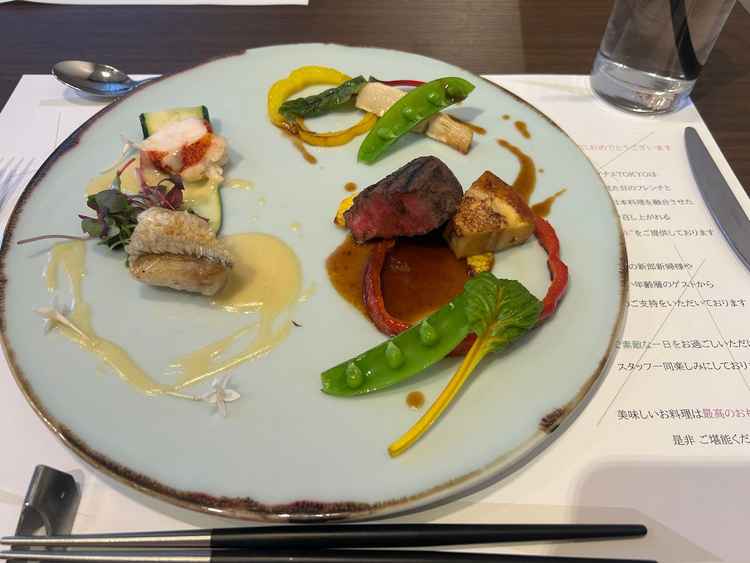 鱗付きの真鯛と和牛です。食感も味もとても良かったです。