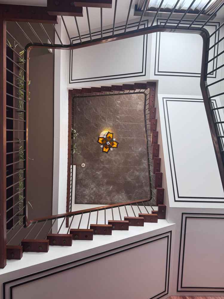 素敵すぎた螺旋階段。歴史的建物はクラシカルで上品な華やかさ