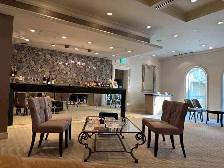 広々且つ落ち着いた雰囲気のラウンジでとても綺麗でした。カウンターもあるのでドリンクをもらいやすいです