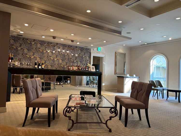 広々且つ落ち着いた雰囲気のラウンジでとても綺麗でした。カウンターもあるのでドリンクをもらいやすいです