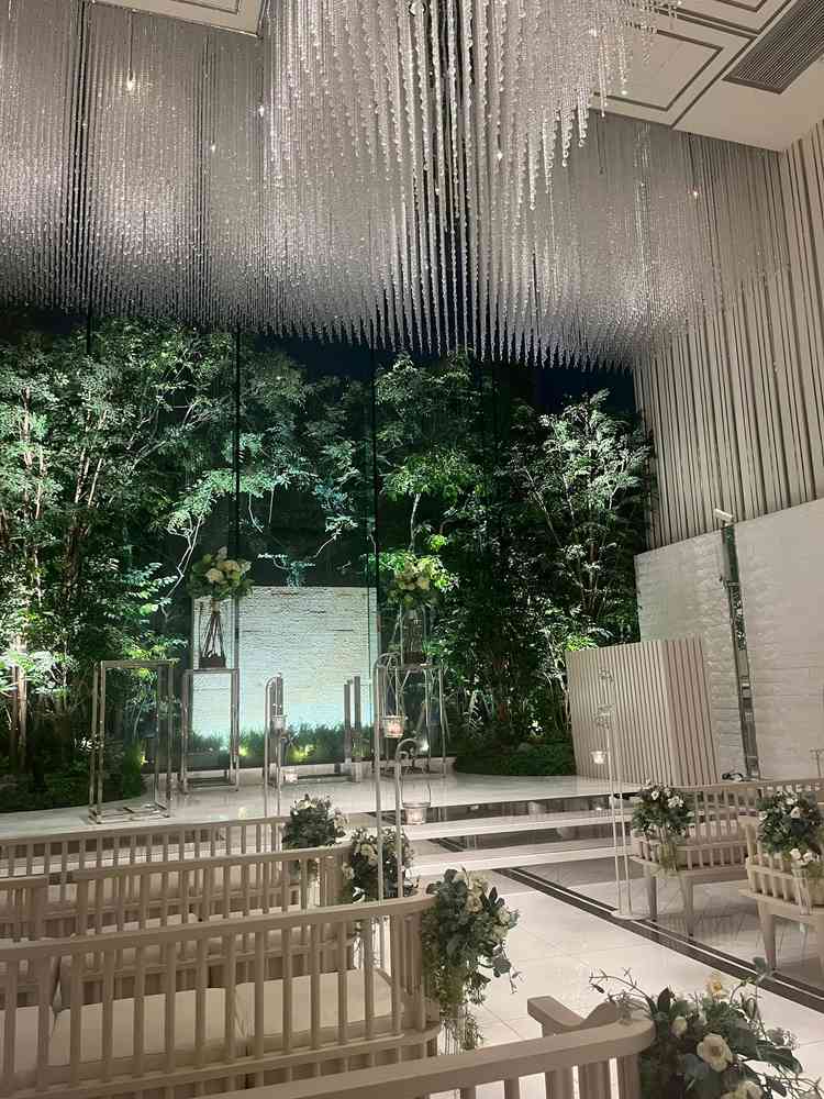 挙式会場です。上のシャンデリアがたくさんあり、夜はライトアップしていました。