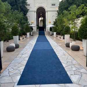 入口にある青いカーペットが印象的でした。カーペットを外すことも可能とのこと。