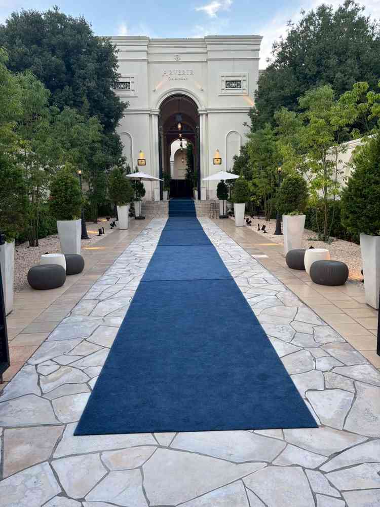 入口にある青いカーペットが印象的でした。カーペットを外すことも可能とのこと。