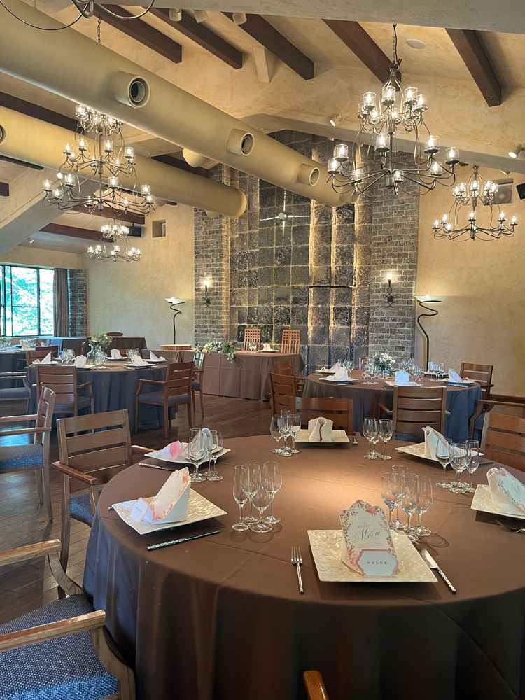 別の披露宴会場です。かわいらしい雰囲気で、正方形の部屋のためゲストとの距離感が近そうでした。