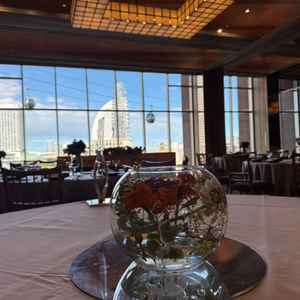 披露宴会場からの花と景色