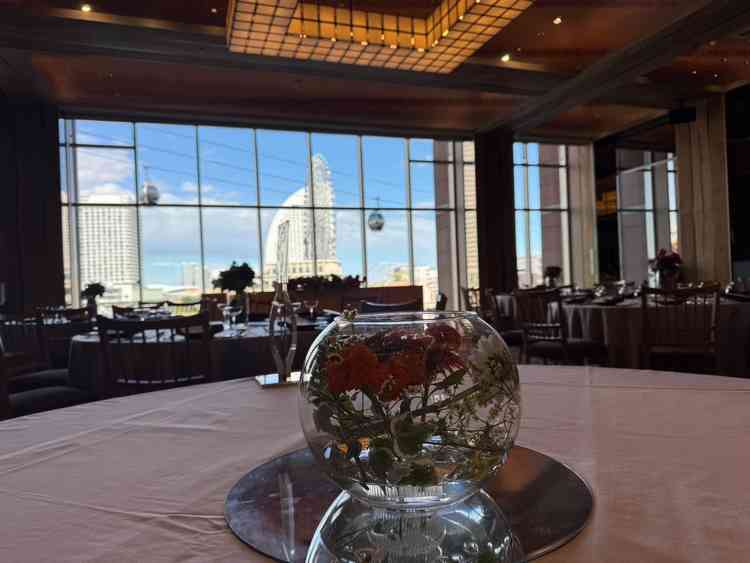 披露宴会場からの花と景色