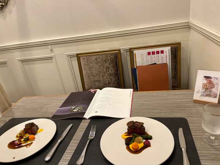 グラスと試食会のメインのお料理が届きました。プレートごとに差のない完成度で色合いがとても綺麗です。