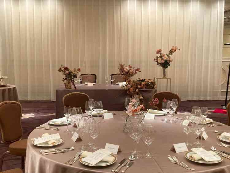 披露宴会場の雅。ゲスト席から高砂への眺め。