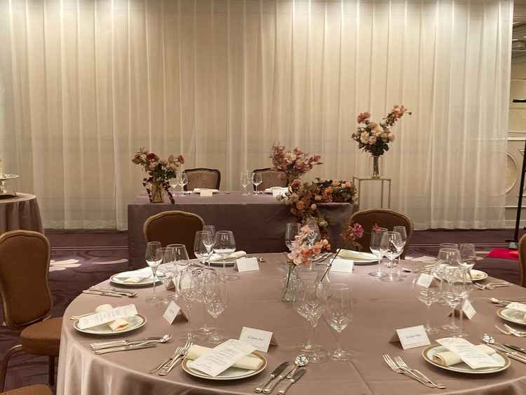 披露宴会場の雅。ゲスト席から高砂への眺め。