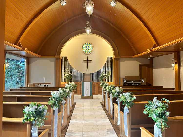 協会の全景の様子。木の雰囲気が落ち着いていて、柔らかい空気となっていました。