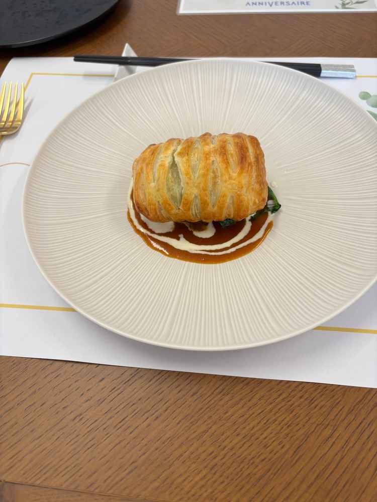 パイに包まれたお魚料理。柔らかくて美味しかった。お料理の説明もしっかりしてくれました。