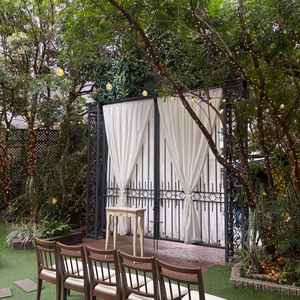 ガーデン挙式。（当日式典の方の装飾等があったた、雰囲気程度にはなる範囲の写真）