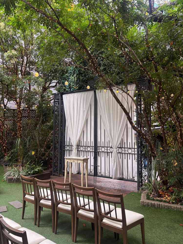 ガーデン挙式。（当日式典の方の装飾等があったた、雰囲気程度にはなる範囲の写真）