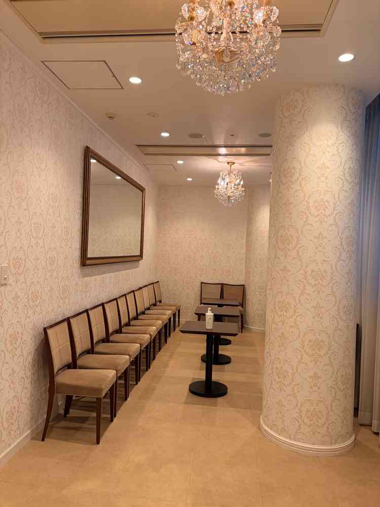 両家の待合室です。十分な広さがありました。