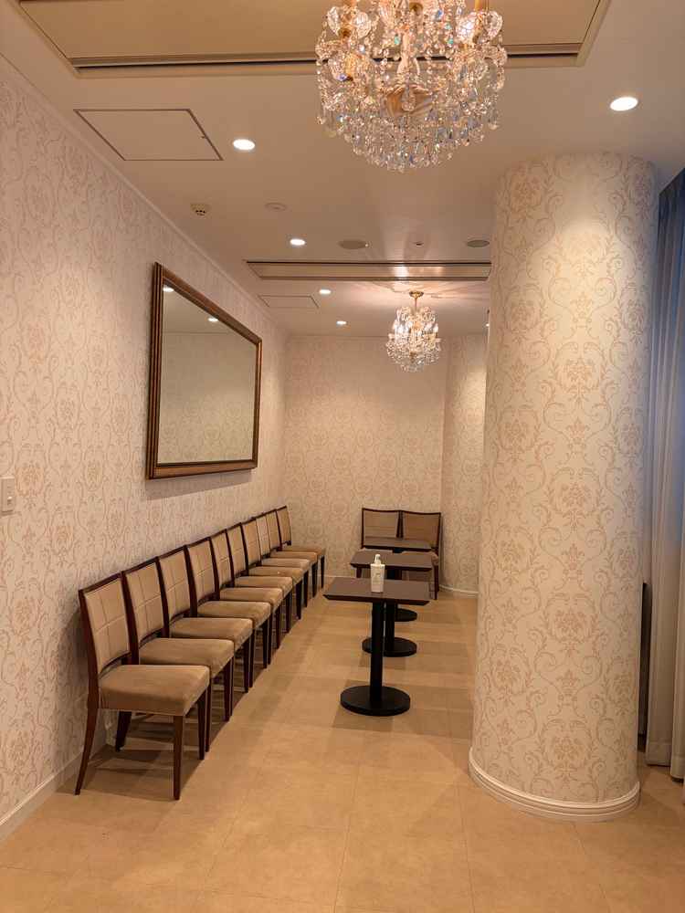 両家の待合室です。十分な広さがありました。