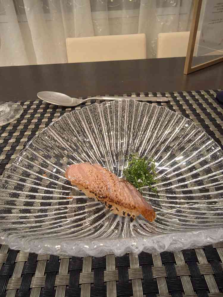 本来の試食にないメニューで大トロの炙り。このような喜びすためのサービスの充実性も感じた。