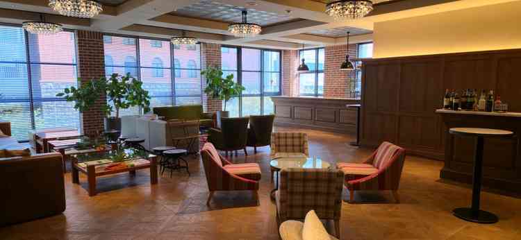 待合室がカジュアルな雰囲気で、受付が奥にあることで会話が自然と発生しそうなところが良かった