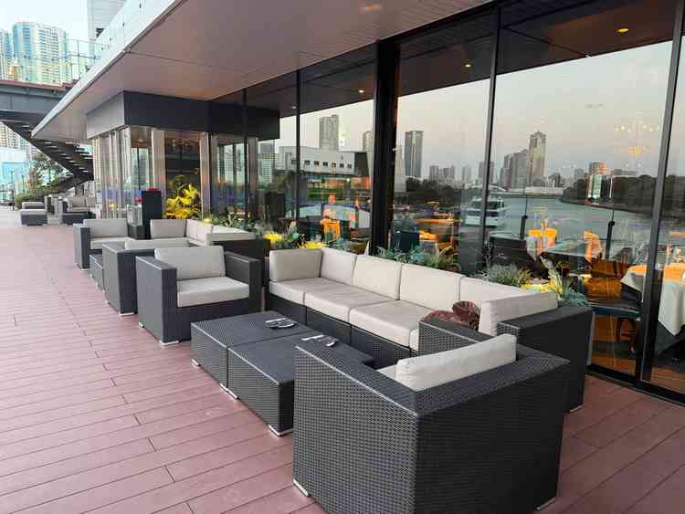 挙式会会場となるテラスの一枚。広々とした空間で、ナチュラルな感じが好きな方におすすめな挙式会場です。