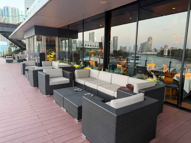 挙式会会場となるテラスの一枚。広々とした空間で、ナチュラルな感じが好きな方におすすめな挙式会場です。