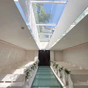 チャペルが青空と水模様がきれいで好印象