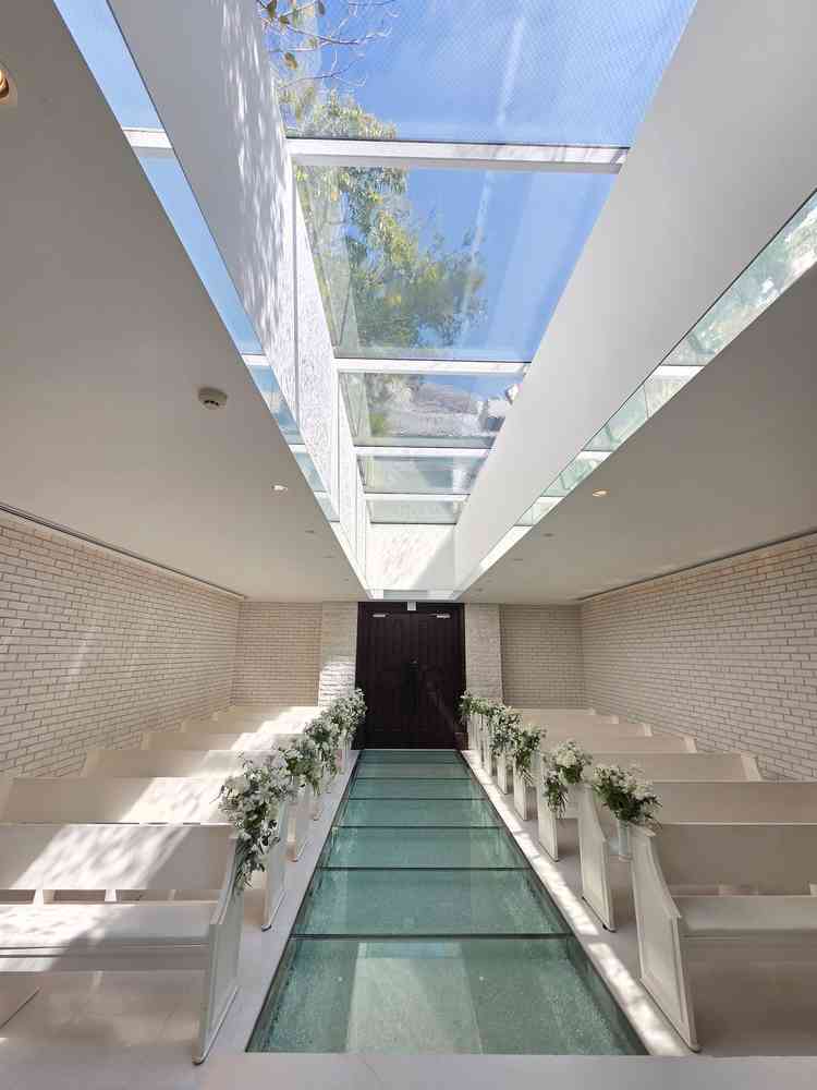 チャペルが青空と水模様がきれいで好印象