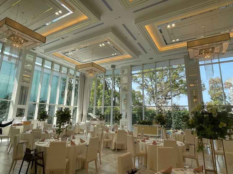 披露宴会場を開けた瞬間の自然光の明るさに圧倒されました。