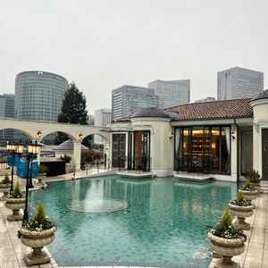 チャペルの目の前がプールで、ここで参列者に囲まれながらのバルーンセレモニーは素敵