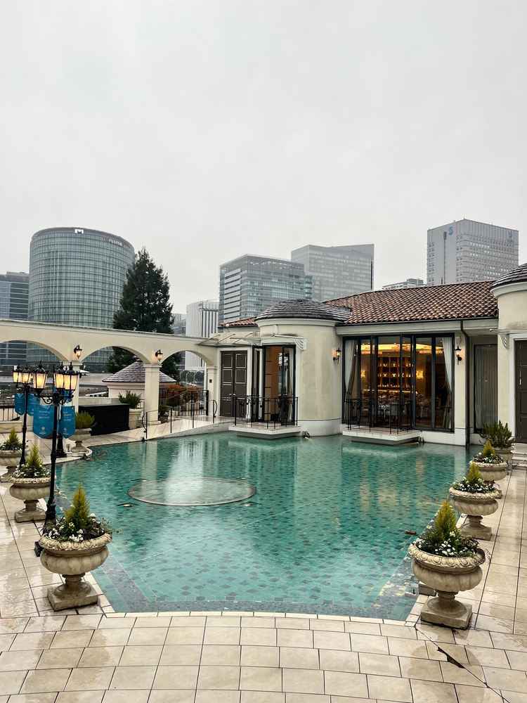 チャペルの目の前がプールで、ここで参列者に囲まれながらのバルーンセレモニーは素敵