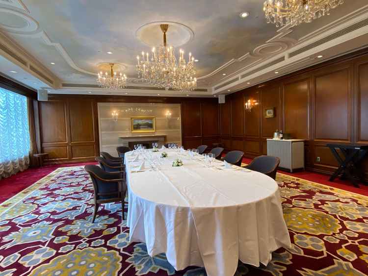 披露宴会場です。非常に高級感と格式のある落ち着いた空間でした。シャンデリアが素敵でした。