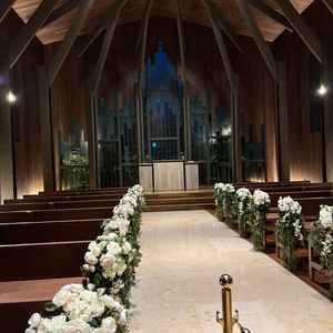 木を基調としたチャペルはシックで大人な雰囲気。