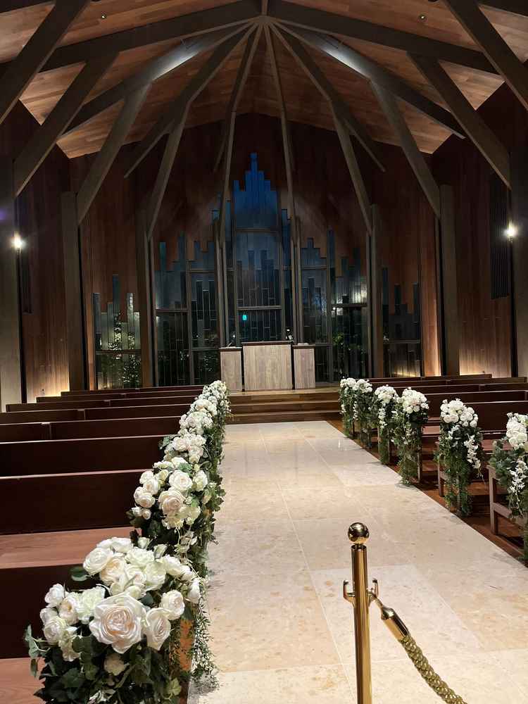 木を基調としたチャペルはシックで大人な雰囲気。