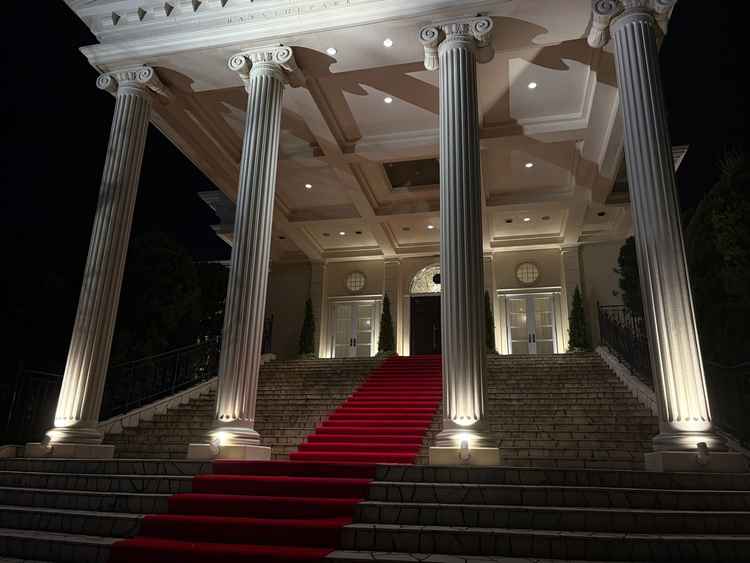 チャペル（ホワイトハウス）の外観、外が暗いのでライトが映えて高級感、重厚感、綺麗で素晴らしいです。