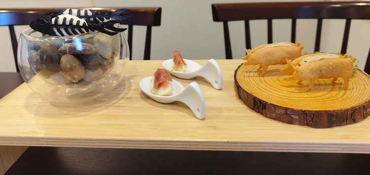 前菜。可愛く独創的な並びが目を引きます。食器まで心遣いを感じます。