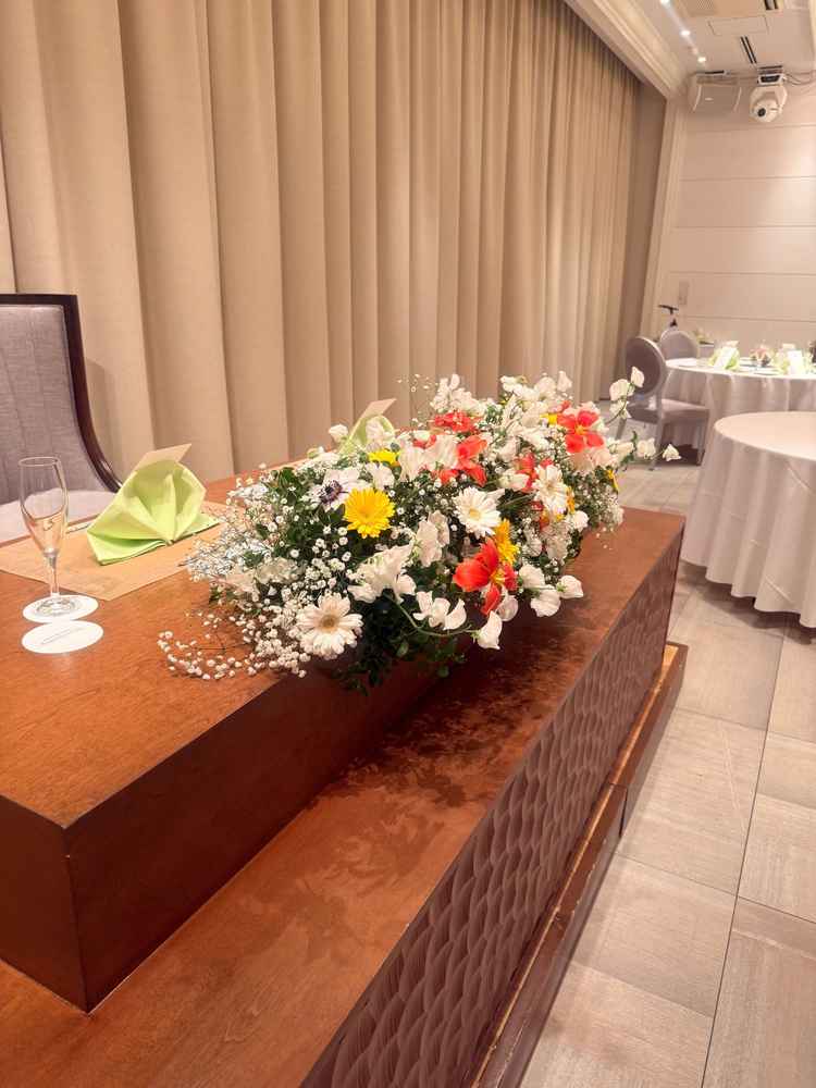 披露宴会場のソファです。装花もよかったです。