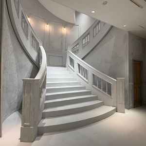 披露宴会場（階段）。白を基調としたシックな雰囲気。