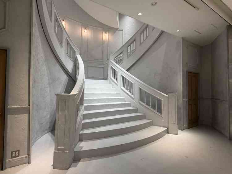 披露宴会場（階段）。白を基調としたシックな雰囲気。