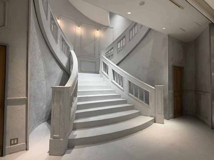 披露宴会場（階段）。白を基調としたシックな雰囲気。