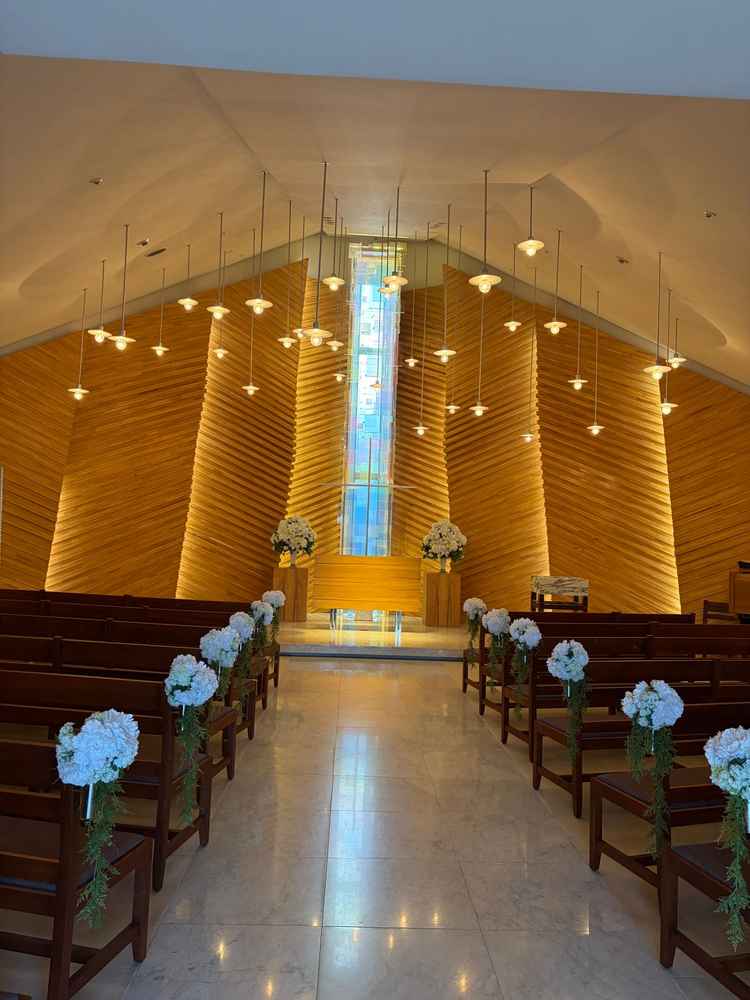 チャペルの写真。天井が高く開放感があり、木のぬくもりを感じられる素敵な空間だった。