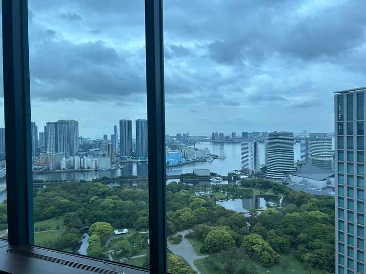 宿泊棟からの景色です。浜離宮恩賜庭園が見渡せる良い景色です。