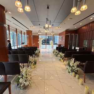 チャペル空間。大理石となっており上品な空間でイメージが湧きました。