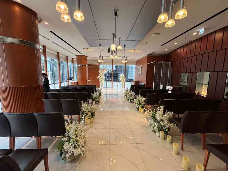 チャペル空間。大理石となっており上品な空間でイメージが湧きました。