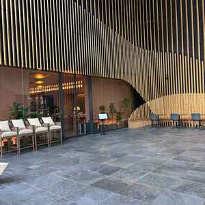 外観はヒノキが印象的で、開放的な印象だった。入るのにワクワクするような入り口だった。