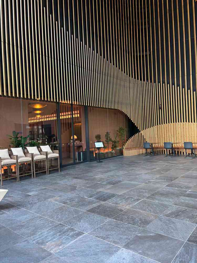 外観はヒノキが印象的で、開放的な印象だった。入るのにワクワクするような入り口だった。