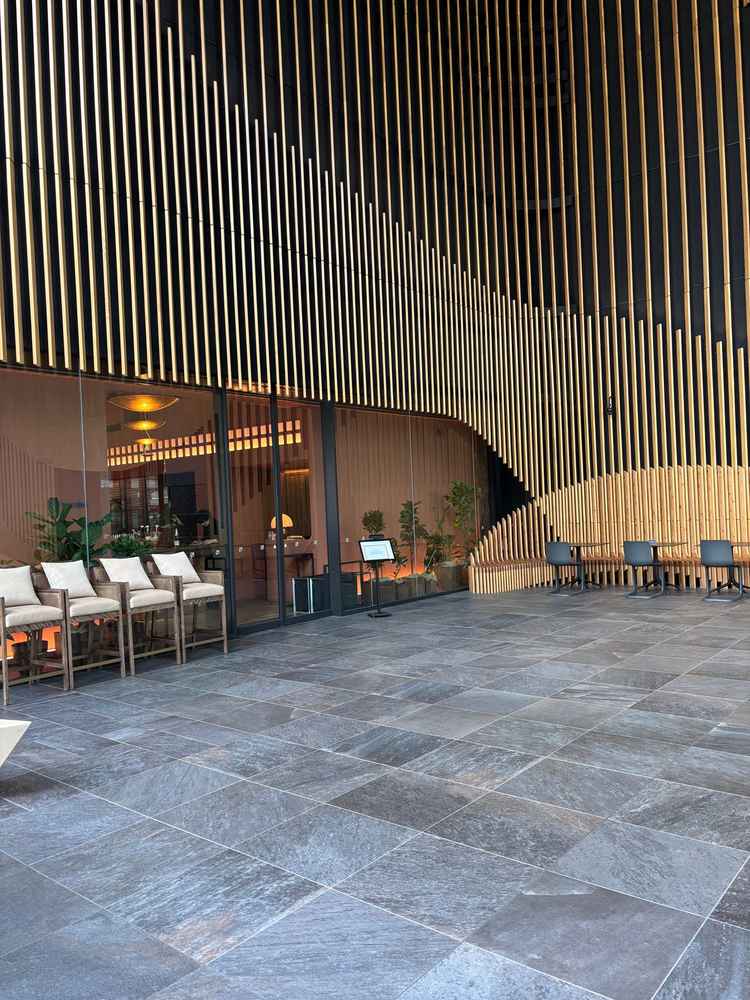 外観はヒノキが印象的で、開放的な印象だった。入るのにワクワクするような入り口だった。