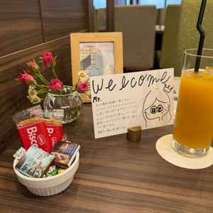 最初に案内されたデスク。（削除しているが）名前入りのウェルカムカードとチョコレートあり。