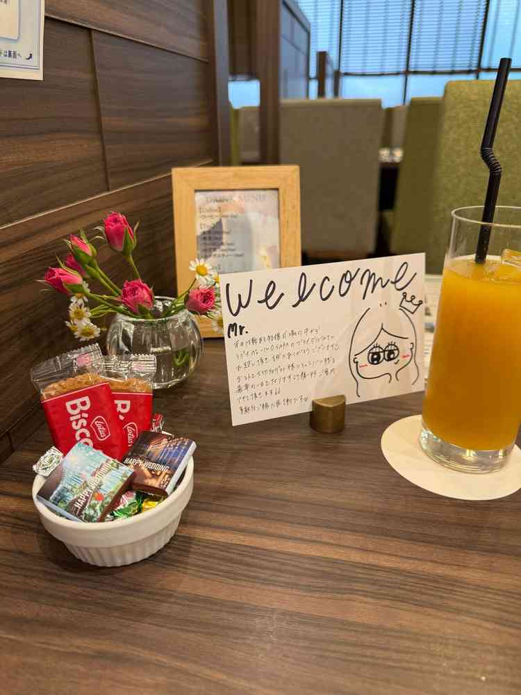 最初に案内されたデスク。(削除しているが)名前入りのウェルカムカードとチョコレートあり。