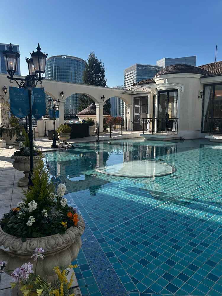 チャペルの前に大きなプールがありました