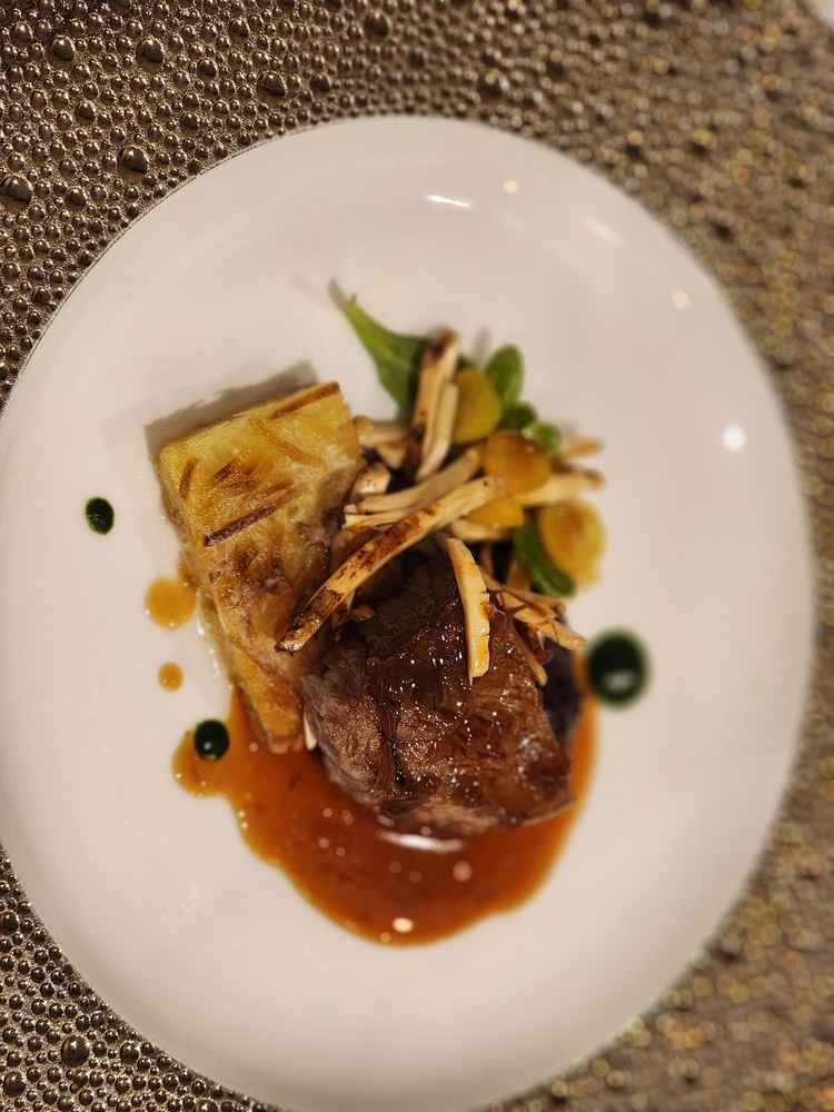 メインのお肉のお料理です。